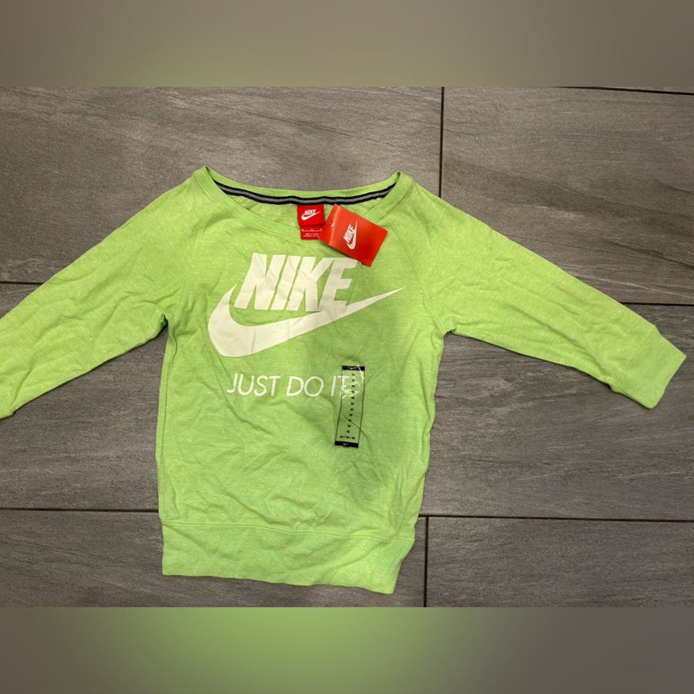 NWT Nike top. Size medium.
